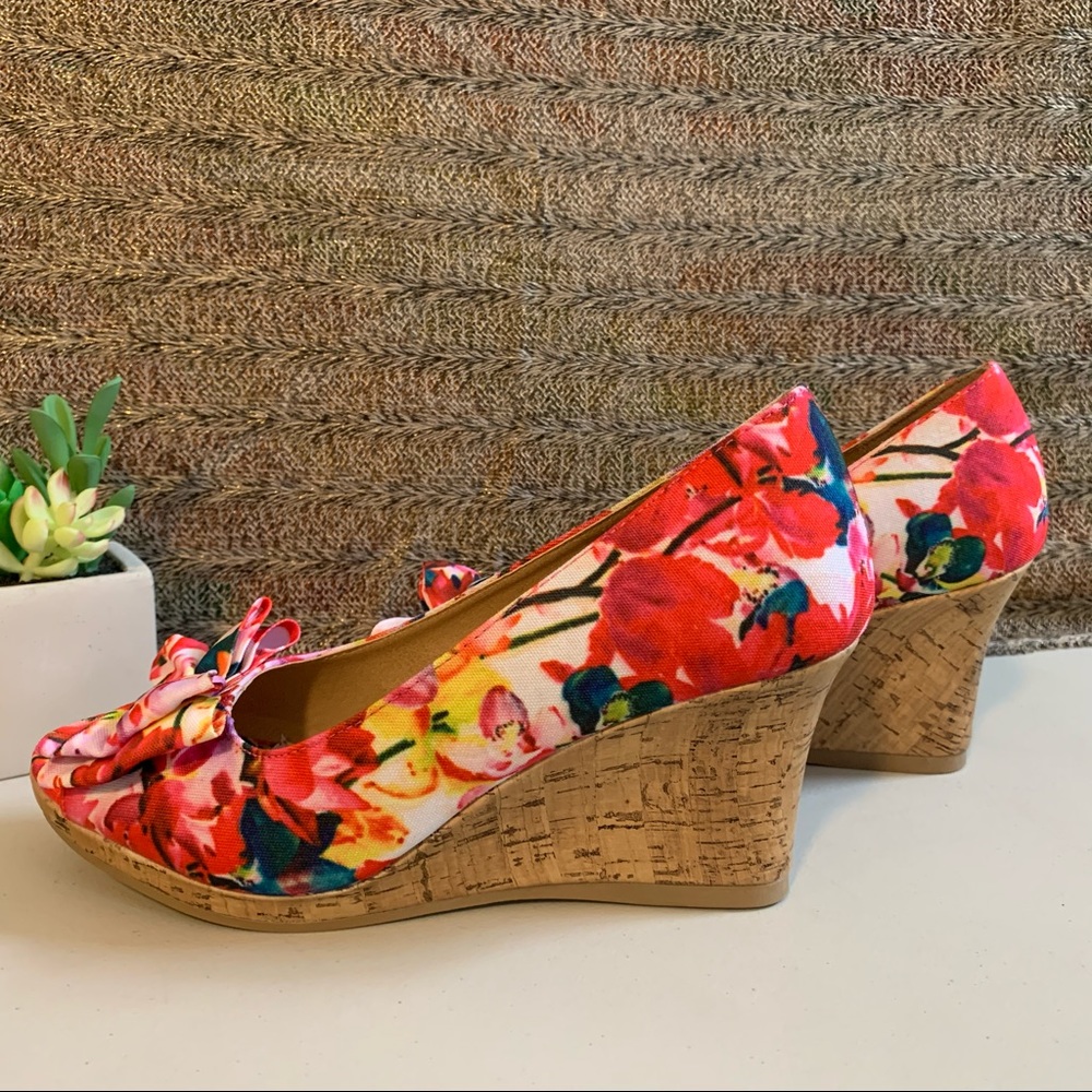 Dexflex comfort cate now floral canvas wedges